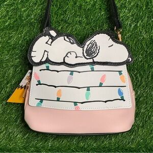 Peanuts Bioworld Snoopy Christmas Doghouse Dome Pink Crossbody Bag